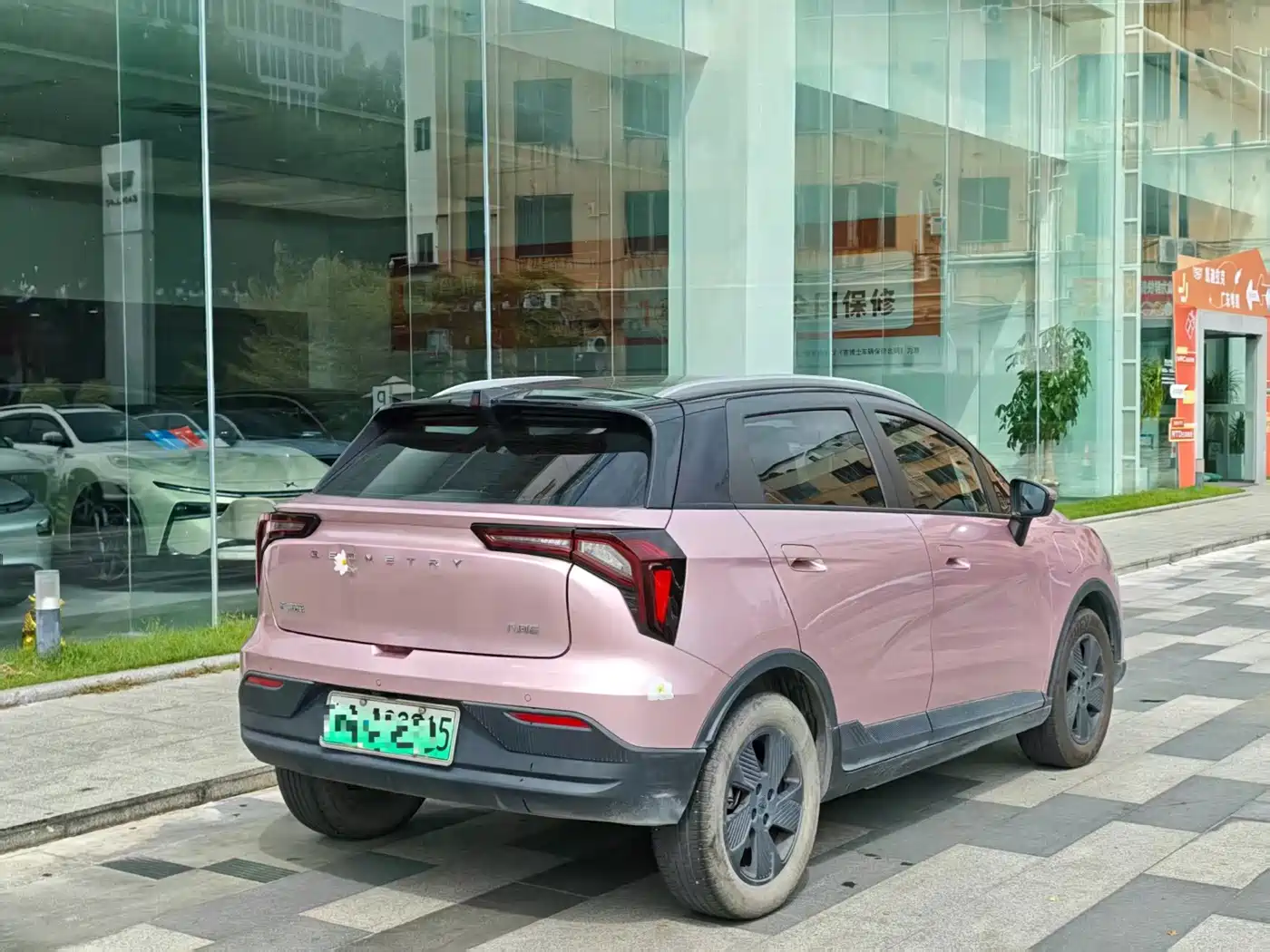 Фото 4 - Geely Geometry E Firefly