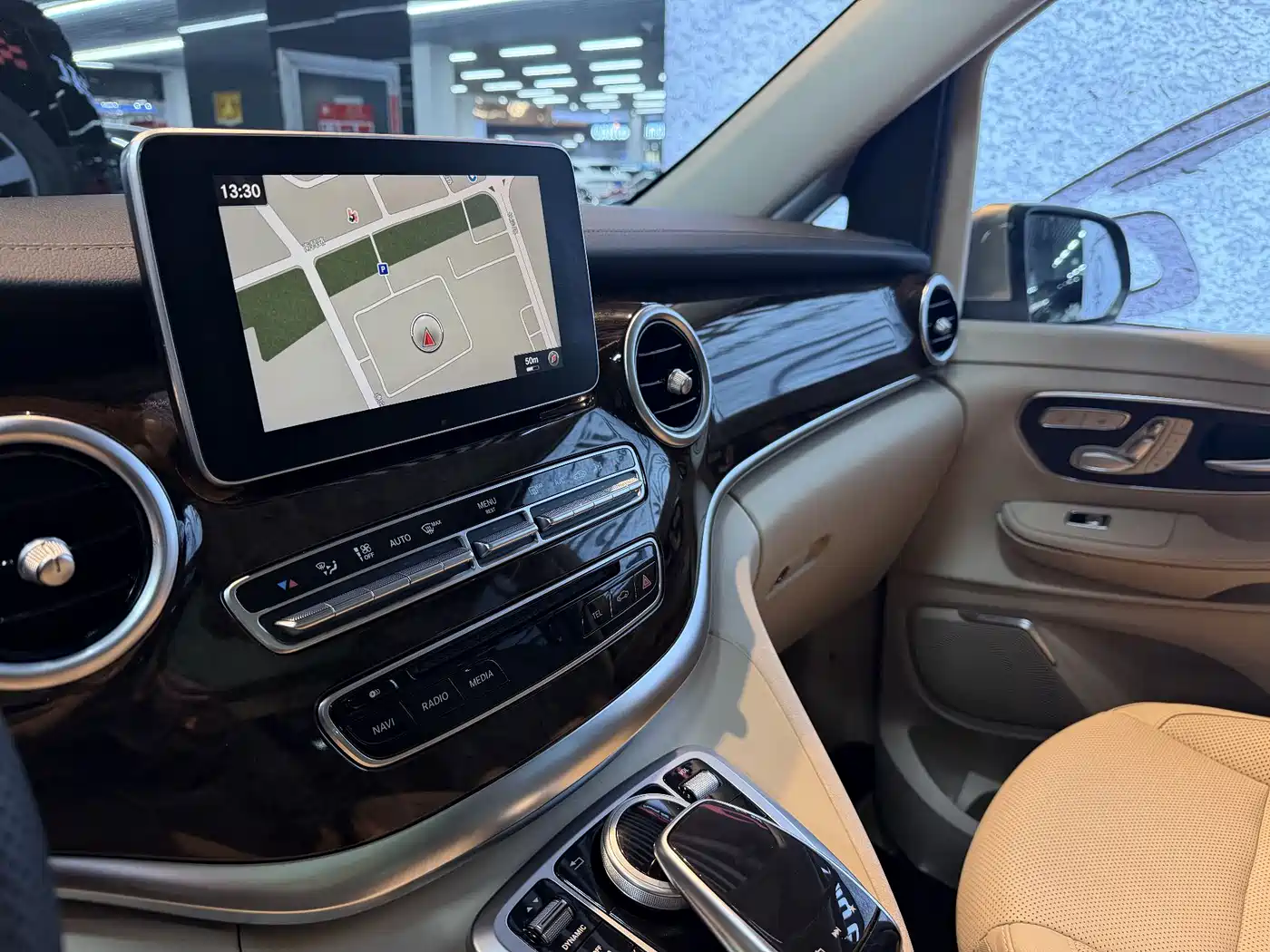 Mercedes-Benz V-Class 2017 Model V 260 L Premium Extended Edition фото 7