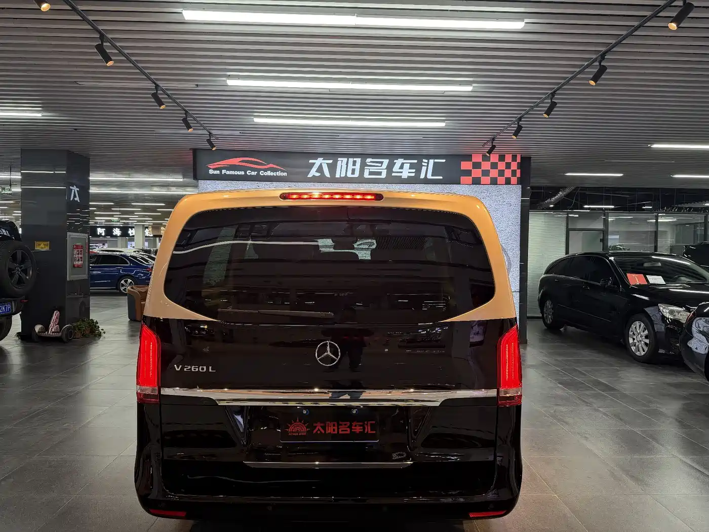Mercedes-Benz V-Class 2017 Model V 260 L Premium Extended Edition фото 21