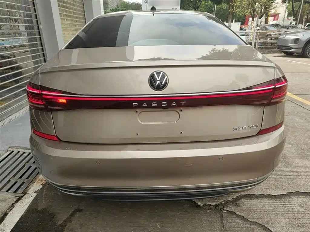Volkswagen Passat 2022 330TSI Starlight Luxury Edition фото 6