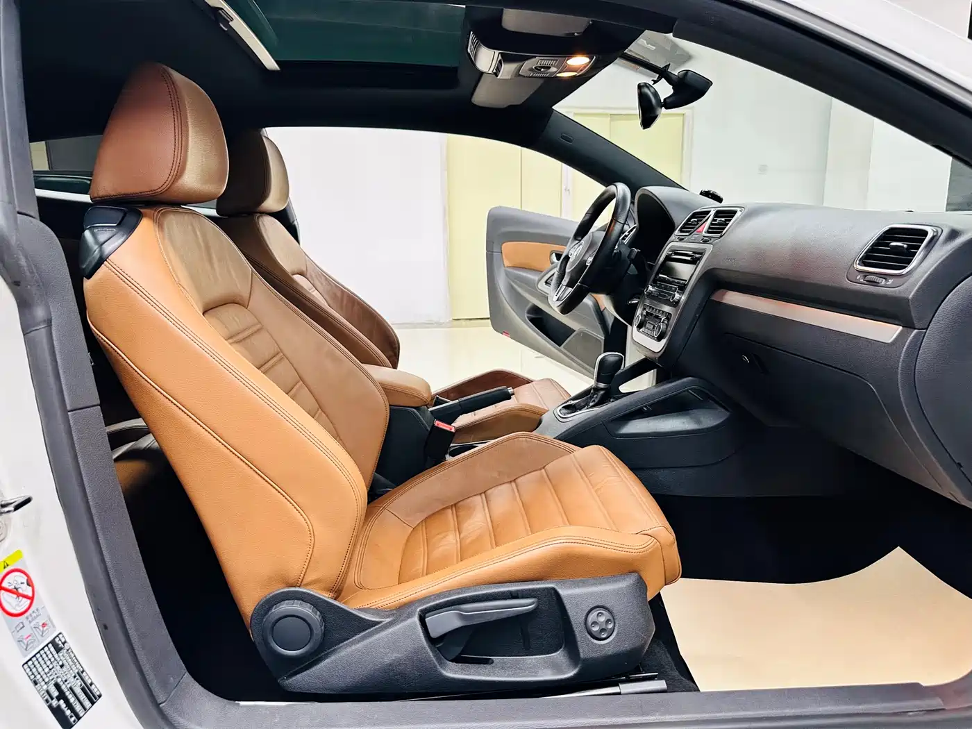 Volkswagen Scirocco 2010 2.0TSI Luxury Edition фото 26