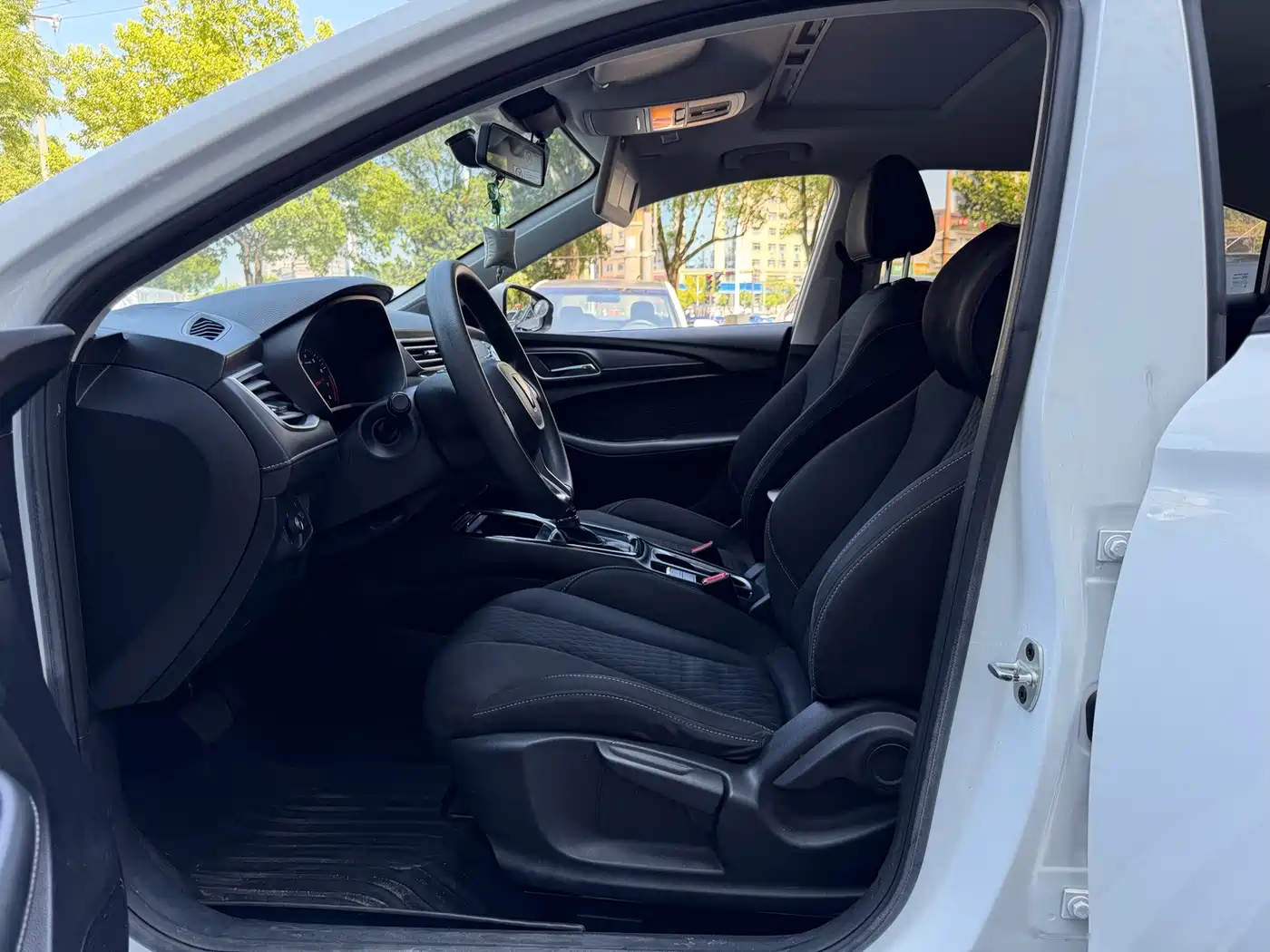 Фото 8 - Roewe i5
