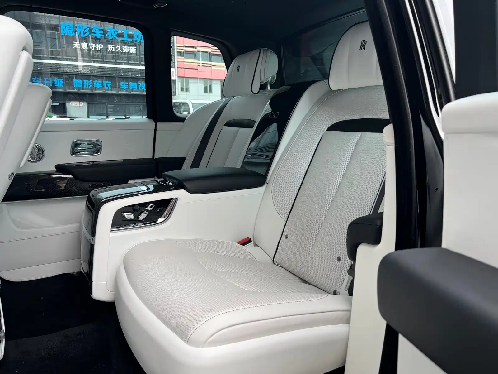 Фото 11 - Rolls-Royce Cullinan