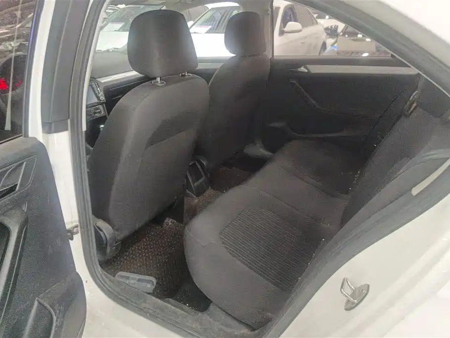 Volkswagen Jetta 2015 1.6L Auto Comfort фото 11