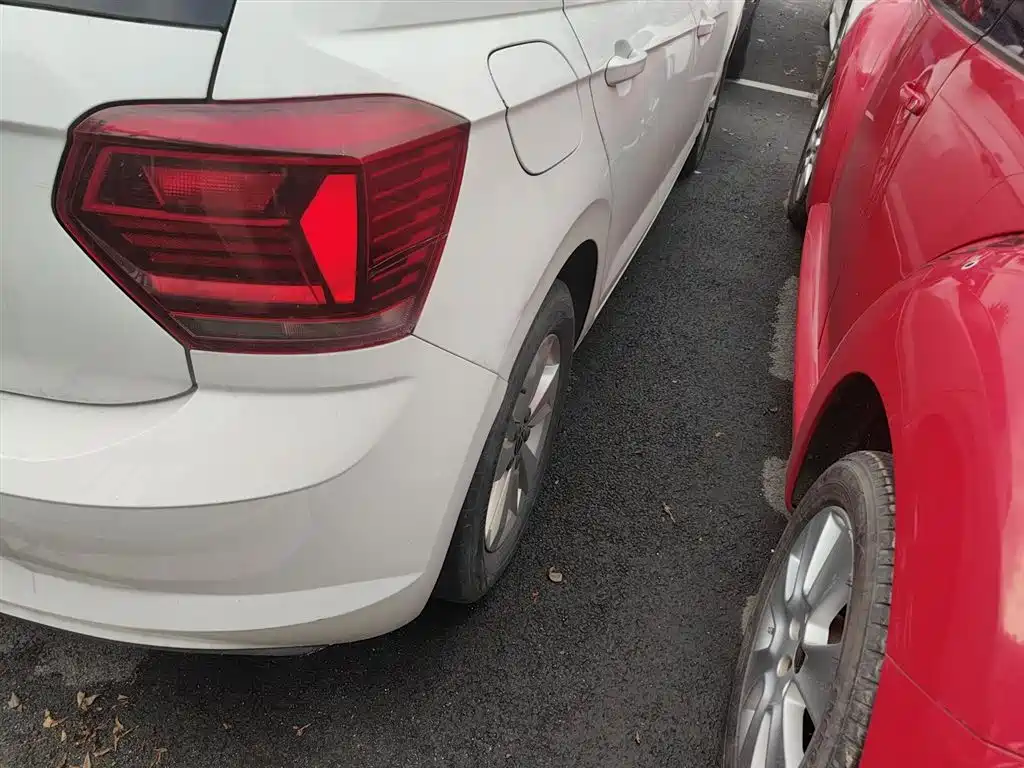 VOLKSWAGEN POLO
