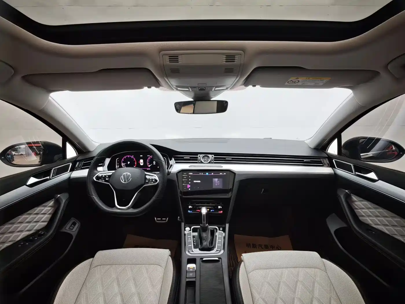 Volkswagen Magotan 2023 Model 2 Million Commemorative Edition 330TSI DSG Luxury фото 5