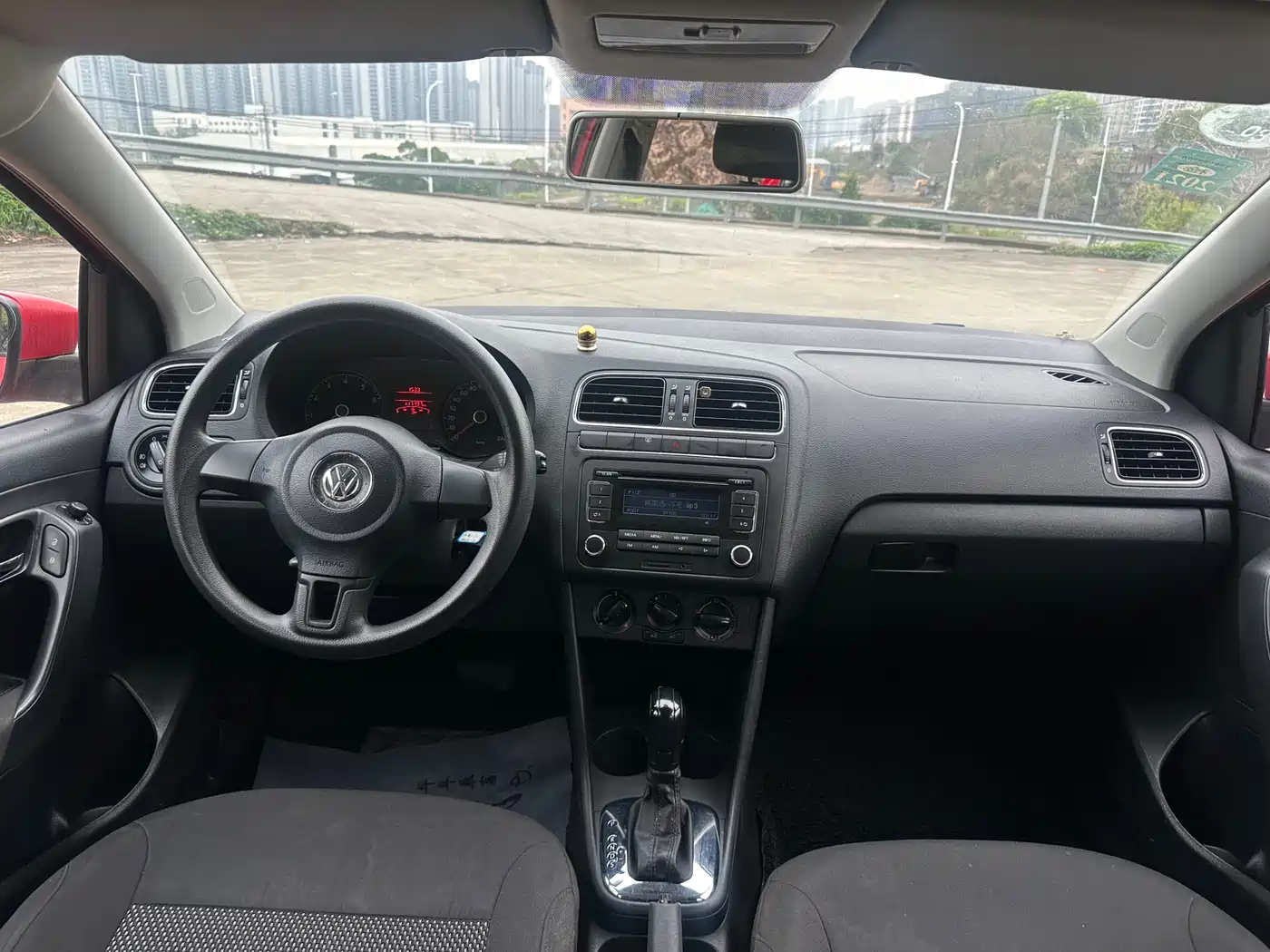 Volkswagen Polo 2011 1.6L Automatic Style Edition фото 12