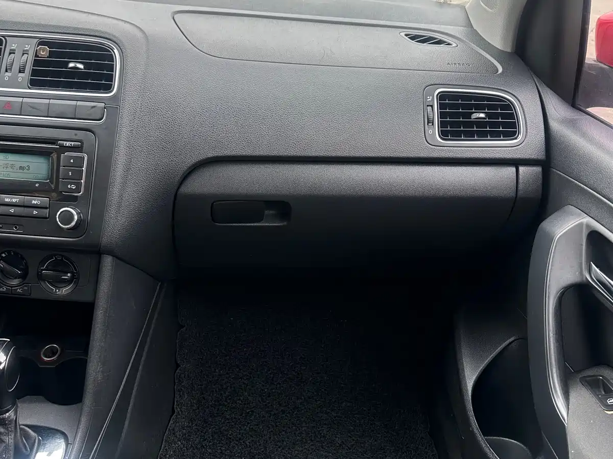 Volkswagen Polo 2011 1.6L Automatic Style Edition фото 16