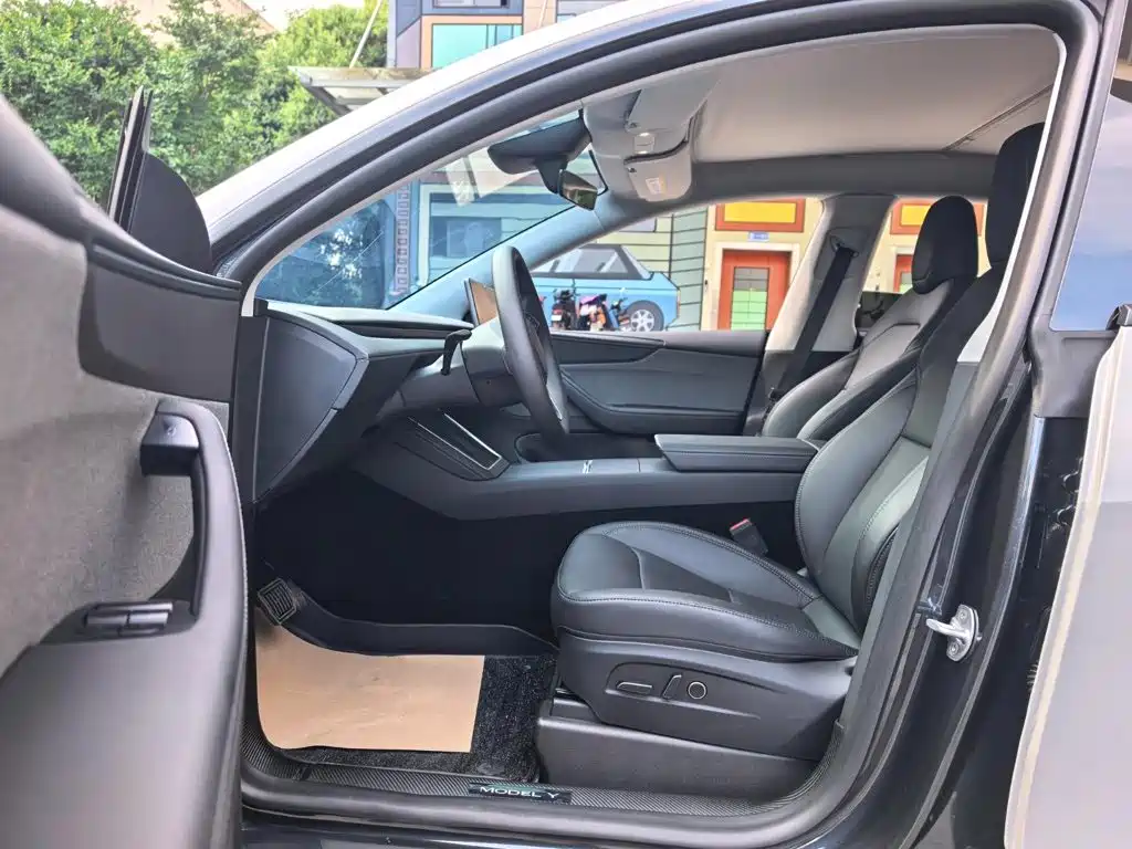 Photo 5 - Tesla Model Y