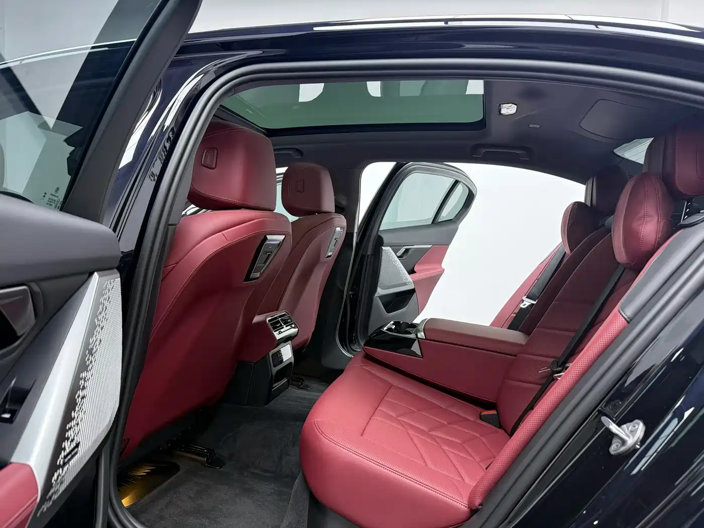 BMW 5 Series 2025 525Li Luxury Package фото 3