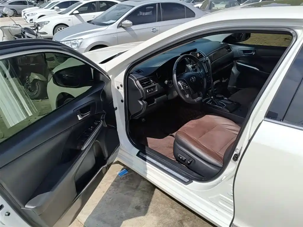 Toyota Camry 2016 2.5G 10th Anniversary Luxury Navigation Edition фото 16