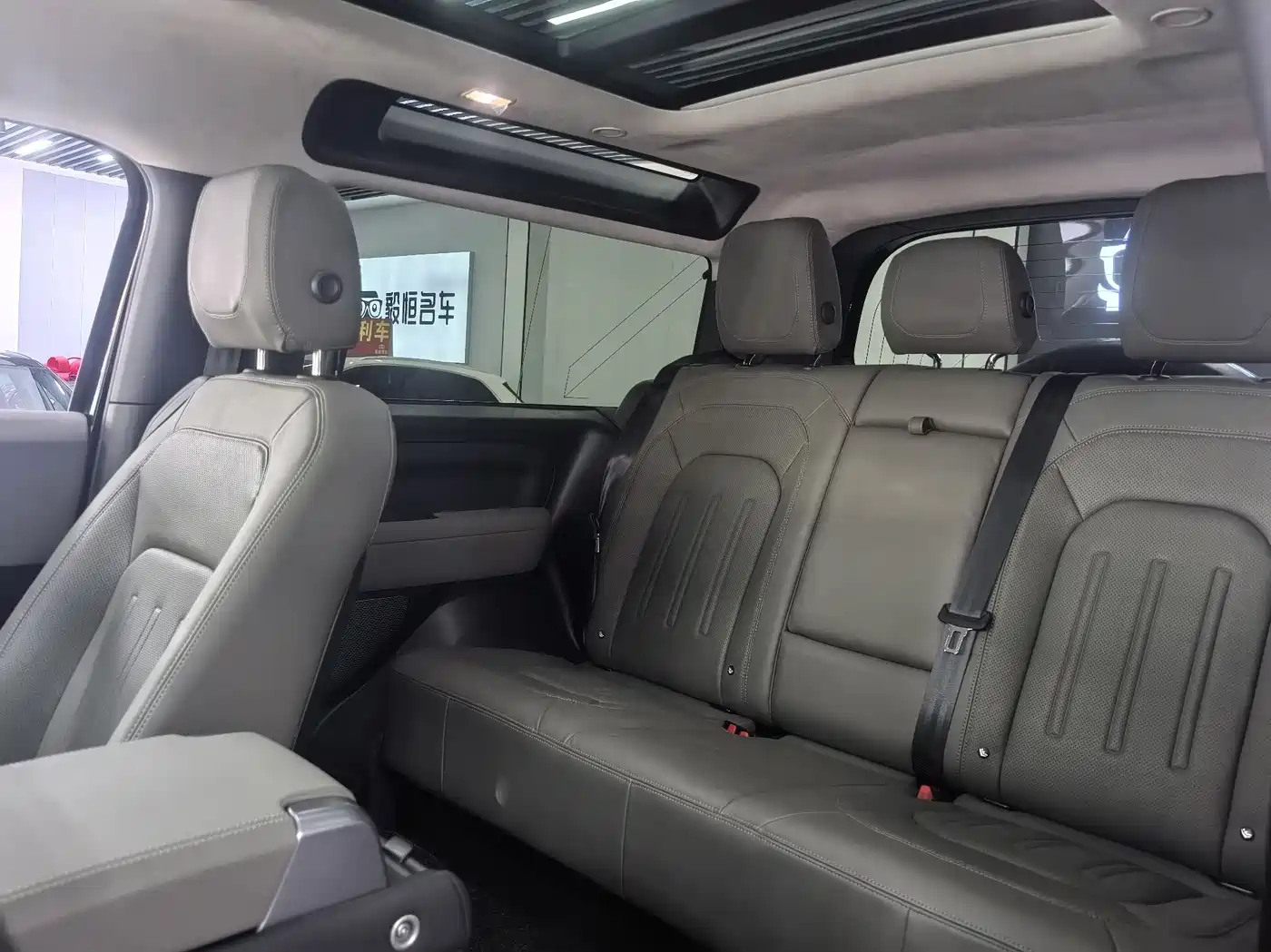 Land Rover Defender 2022 Model 90 3.0T P400 XS фото 6