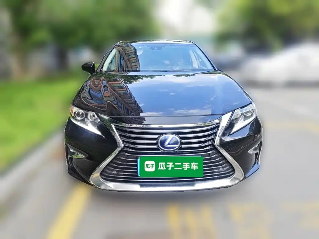 Фото 24 - Lexus ES