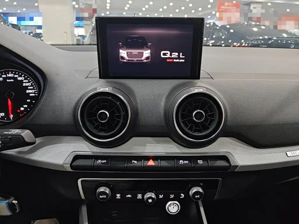 Фото 13 - Audi Q2L