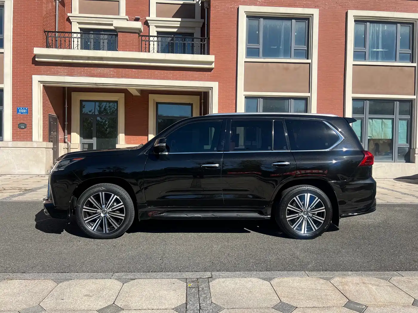 Фото 7 - Lexus LX