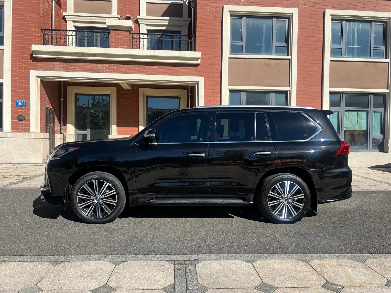 Фото 7 - Lexus LX