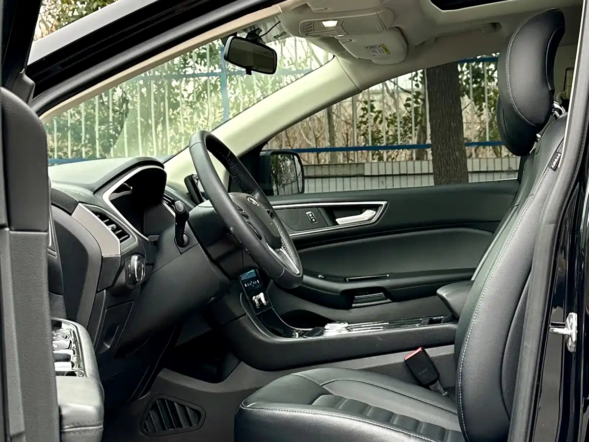 Фото 13 - Ford Edge