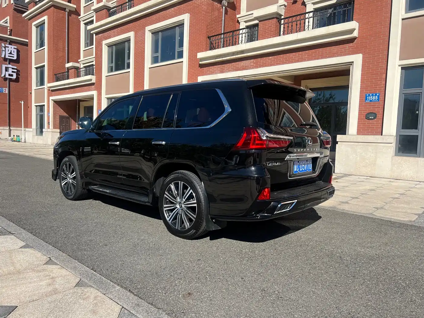 Фото 8 - Lexus LX