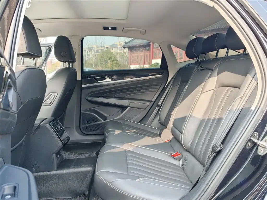 Volkswagen Passat 2022 330TSI Elite Edition фото 17