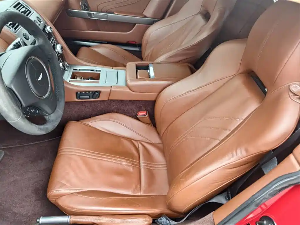 ASTON MARTIN V8 VANTAGE