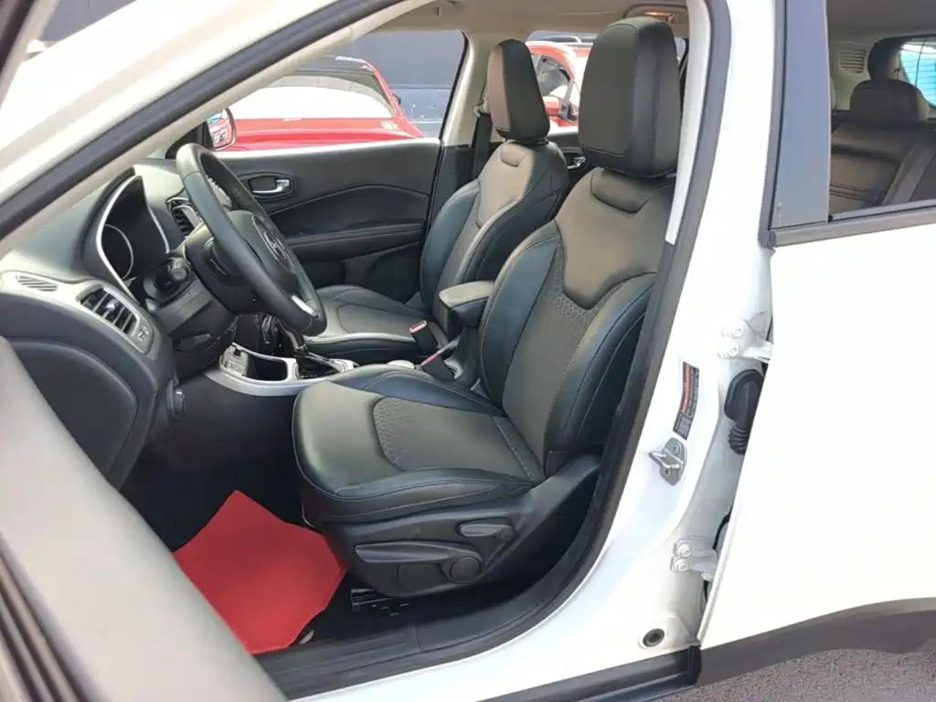Фото 15 - Jeep Compass