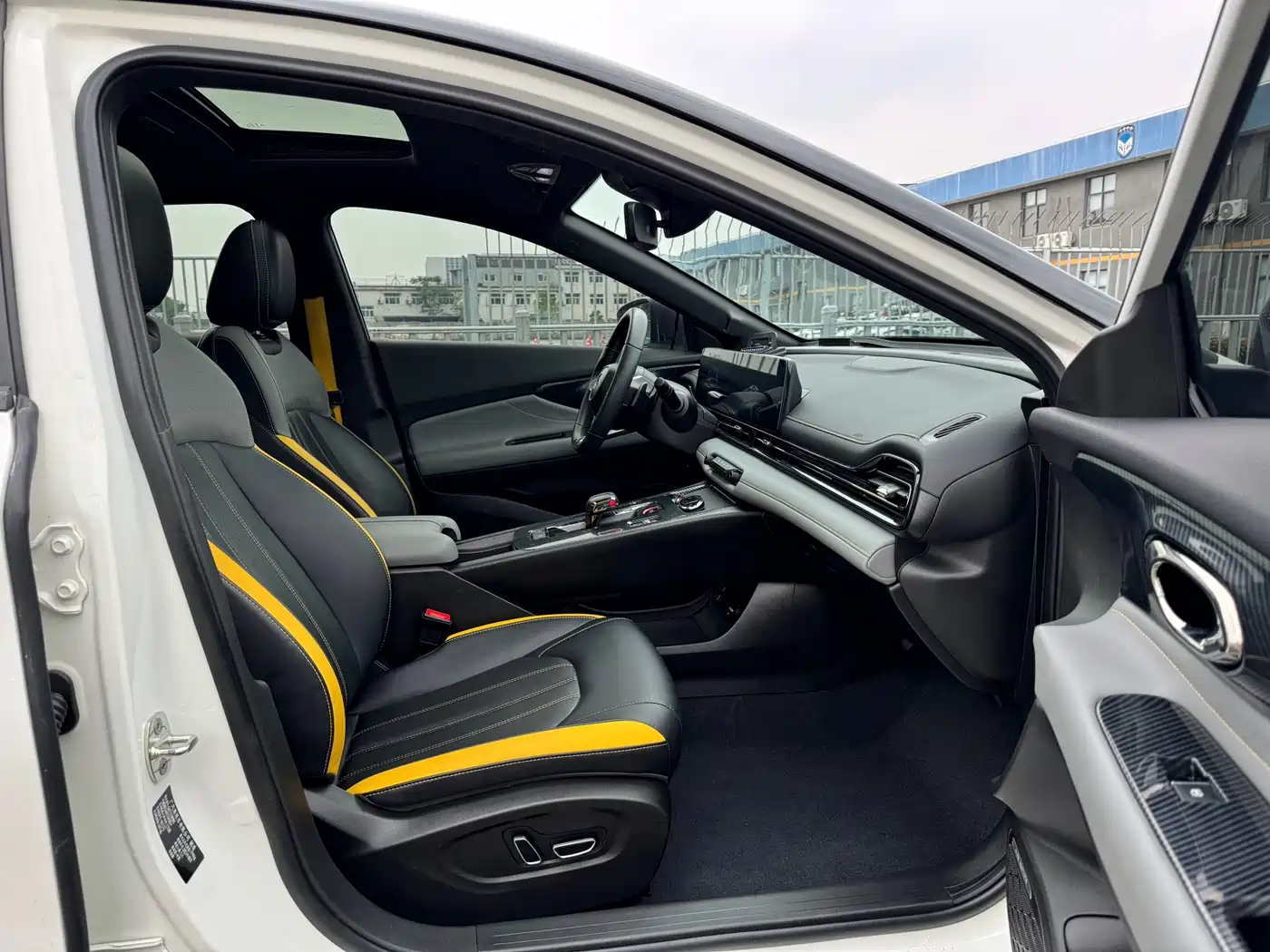 GAC Trumpchi Trumpchi Emkoo 2023 270T DCT J16 Edition фото 8