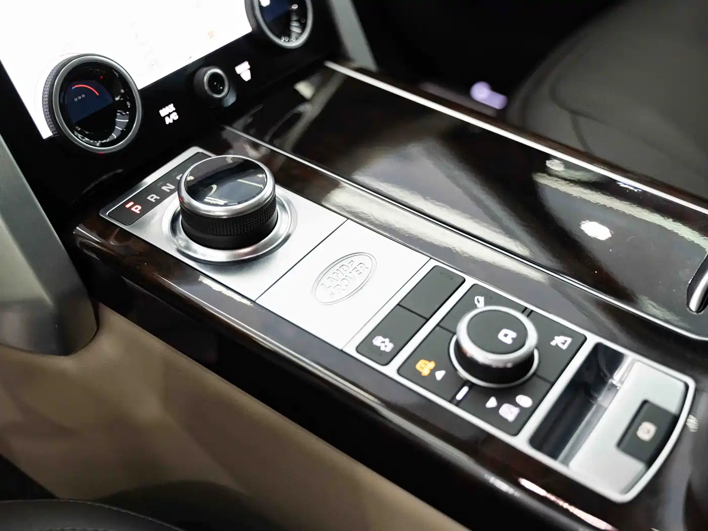 Land Rover Range Rover 2021 3.0 L6 Heritage Extended Classic Edition фото 10