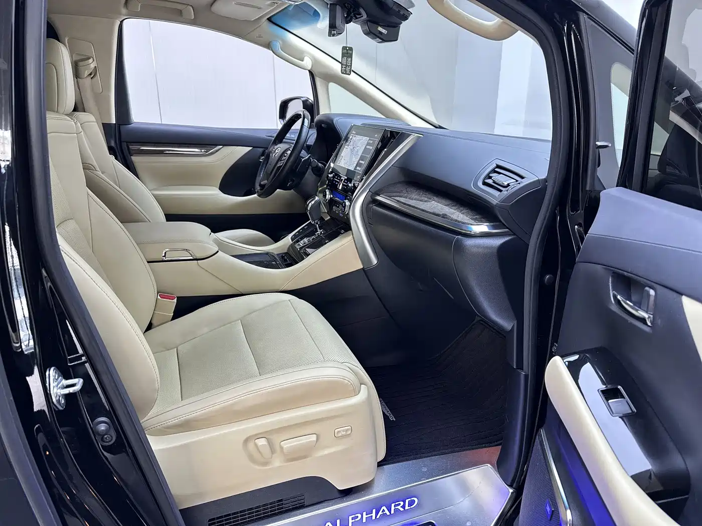 Toyota Alphard 2021 Hybrid 2.5L Ultimate фото 11