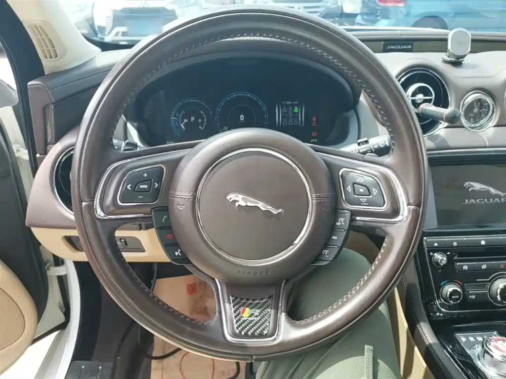 JAGUAR XJ