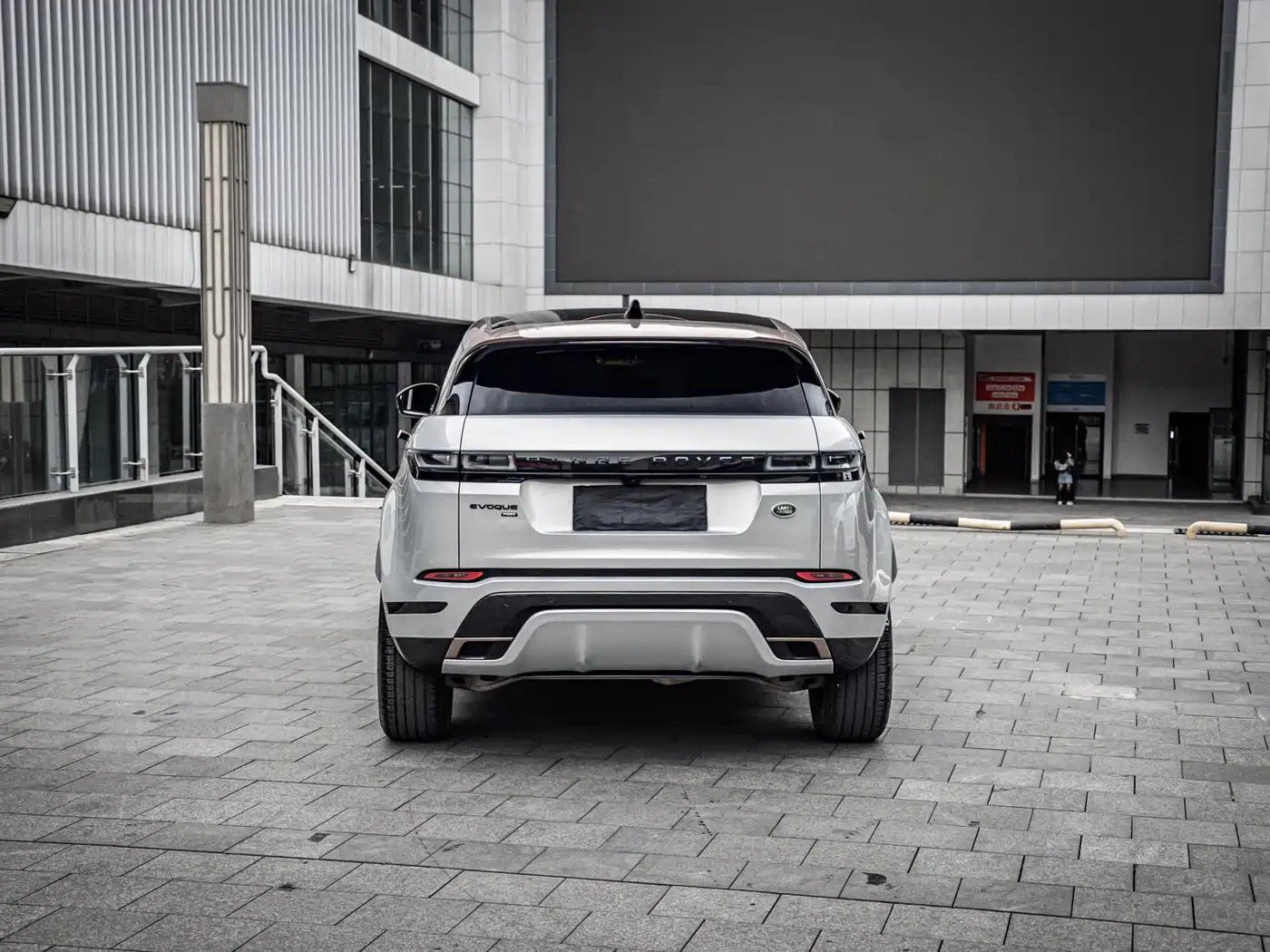 Land Rover Range Rover Evoque 2023 Range Rover Evoque L 249PS Corinthian Bronze Special Edition фото 6