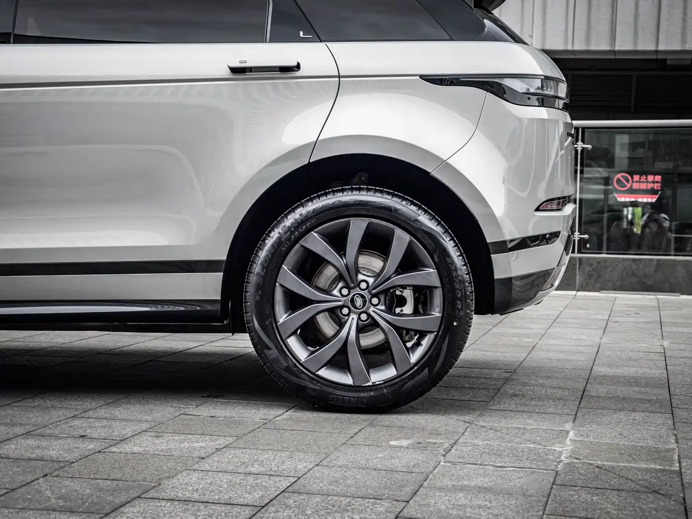 Land Rover Range Rover Evoque 2023 Range Rover Evoque L 249PS Corinthian Bronze Special Edition фото 9
