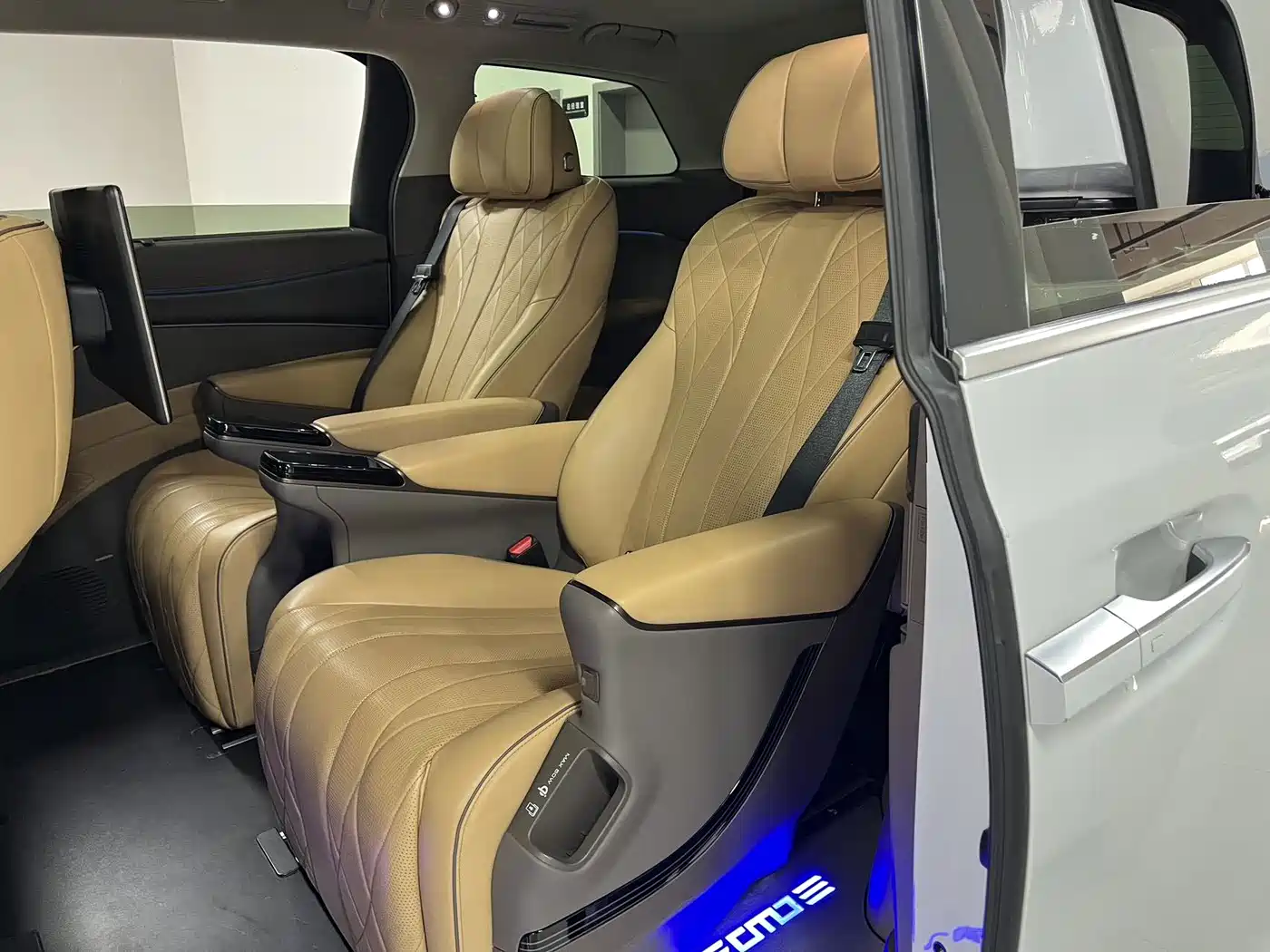 Denza D9 2023 2022 DM-i 970 AWD Flagship