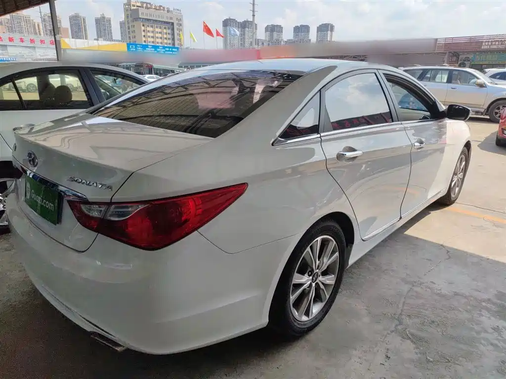 Hyundai Sonata 2015 Classic 2.0L Automatic Luxury Edition фото 7