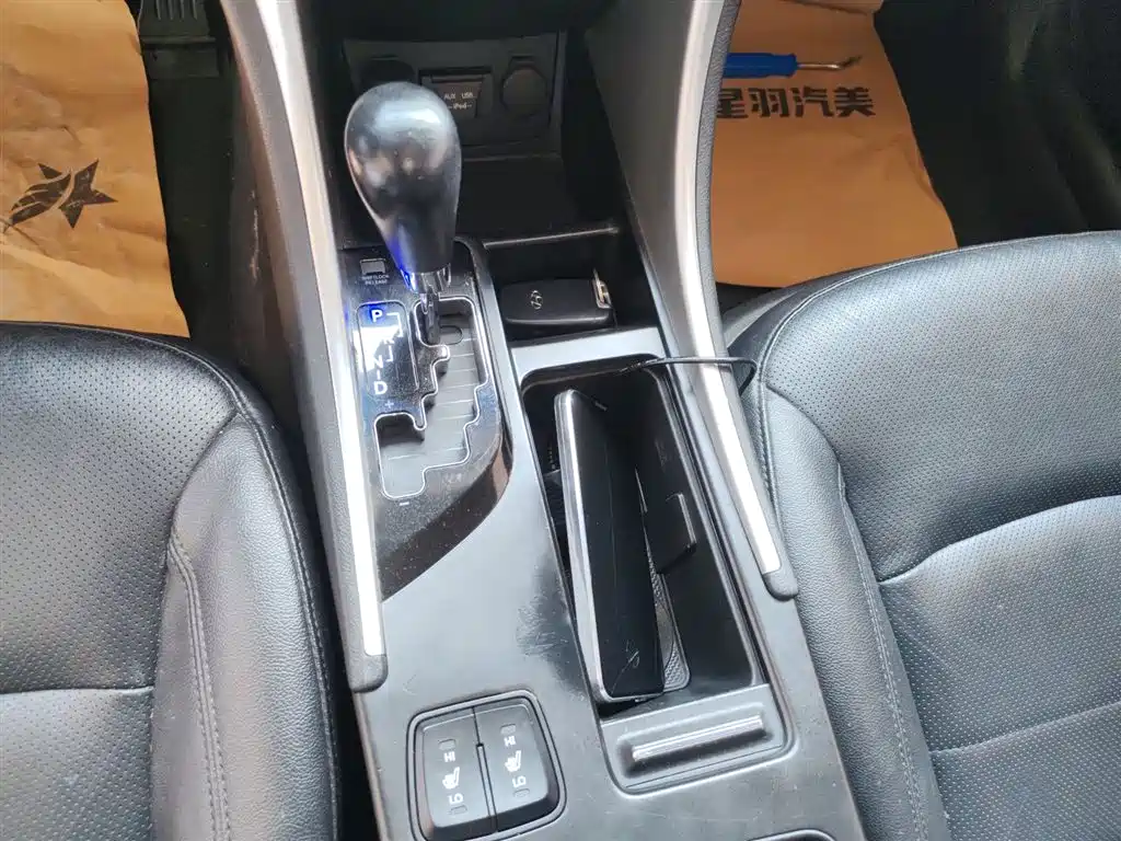 Hyundai Sonata 2015 Classic 2.0L Automatic Luxury Edition фото 14
