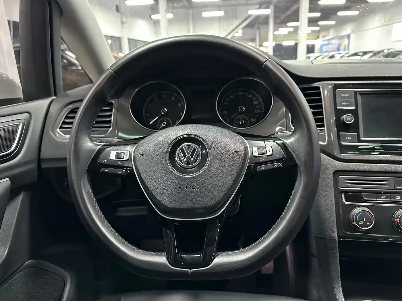 Volkswagen Golf Sportsvan 2016 230TSI Automatic Progressive фото 5