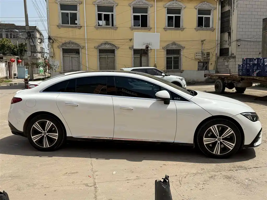 MERCEDES-BENZ EQE