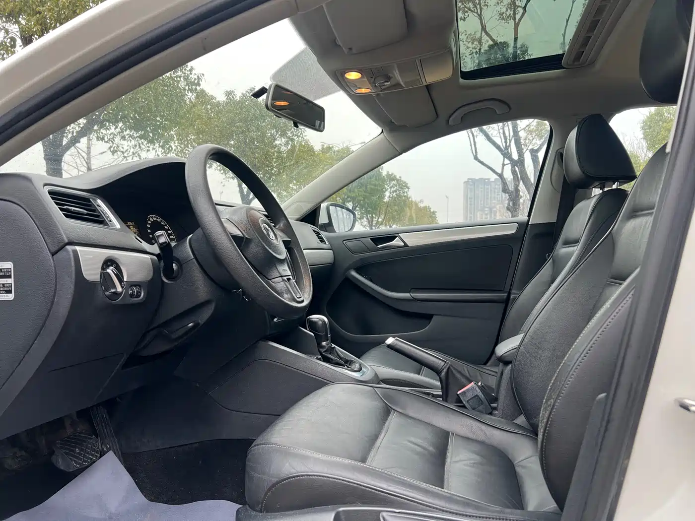 Volkswagen Sagitar 2012 1.6L Automatic Comfort Type фото 4