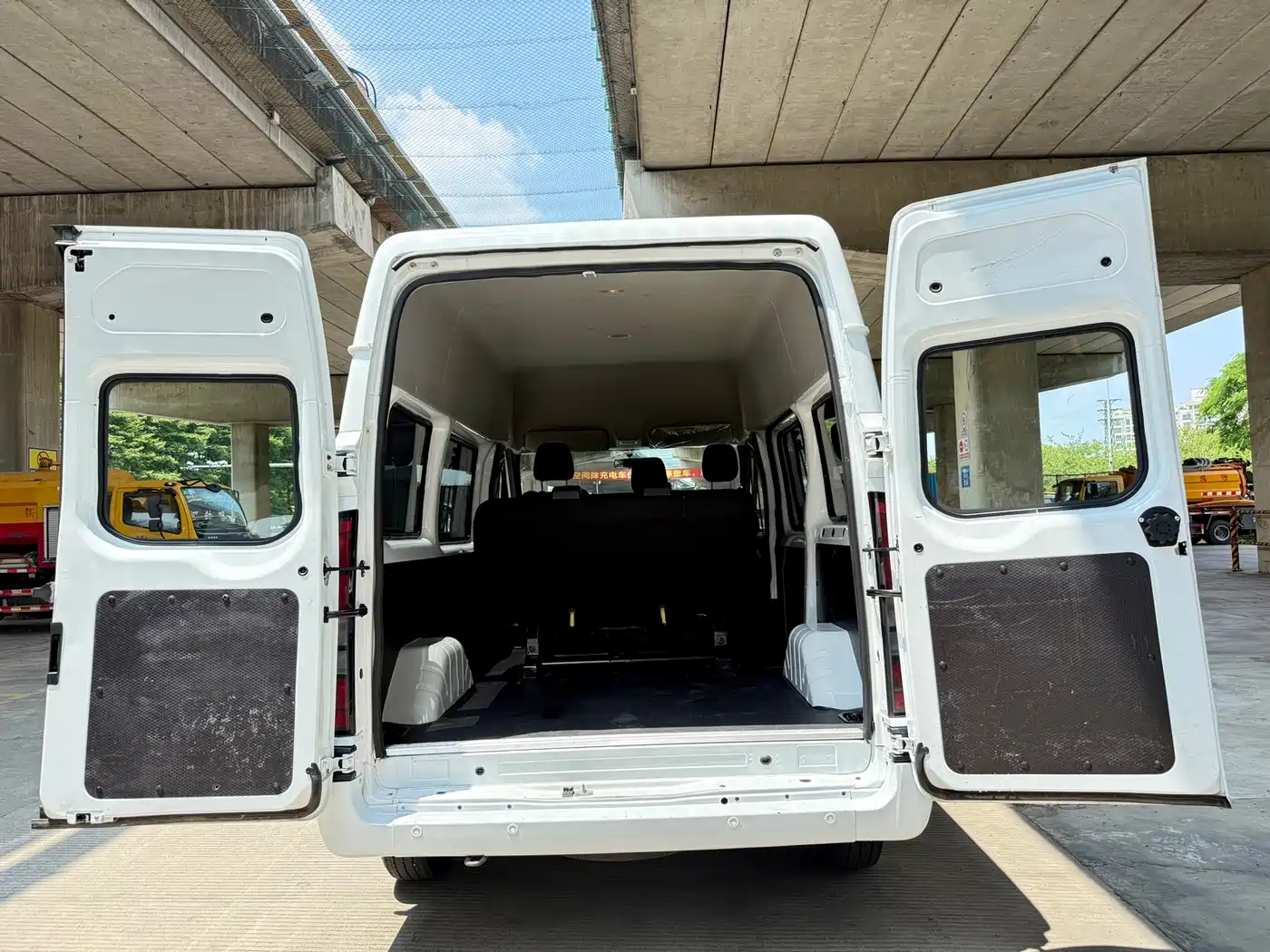 Jiangling JMC Fushun 2025 2025 Model 2.0T 6MT Diesel Short Wheelbase Medium-High Roof Commercial MPV 5/6 Seats