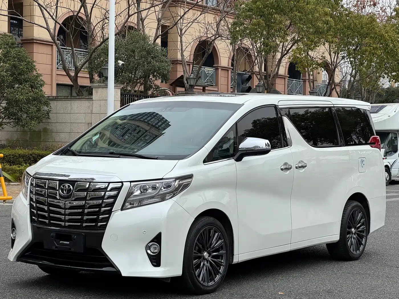Toyota Alphard 2018 3.5L Premium фото 3