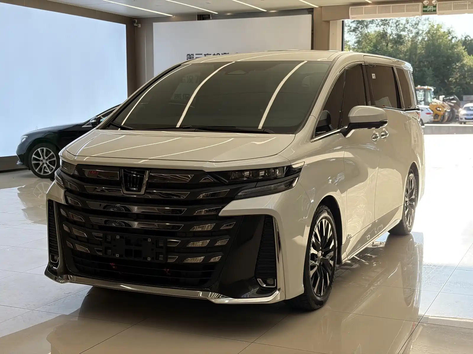 Фото 1 - Toyota Vellfire