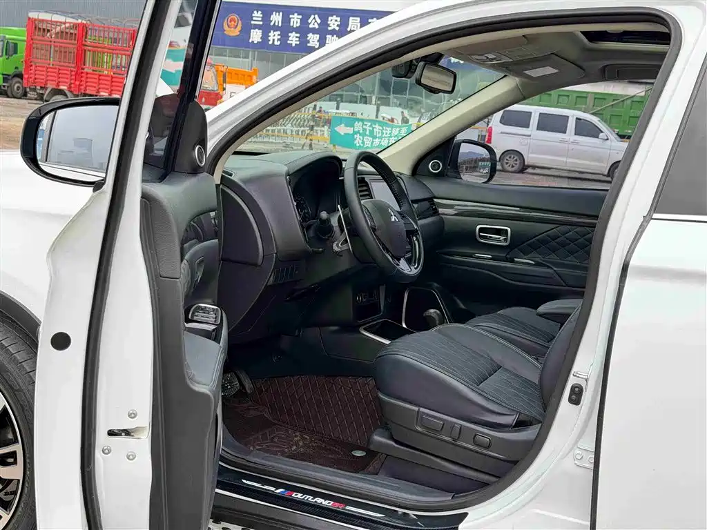 MITSUBISHI OUTLANDER