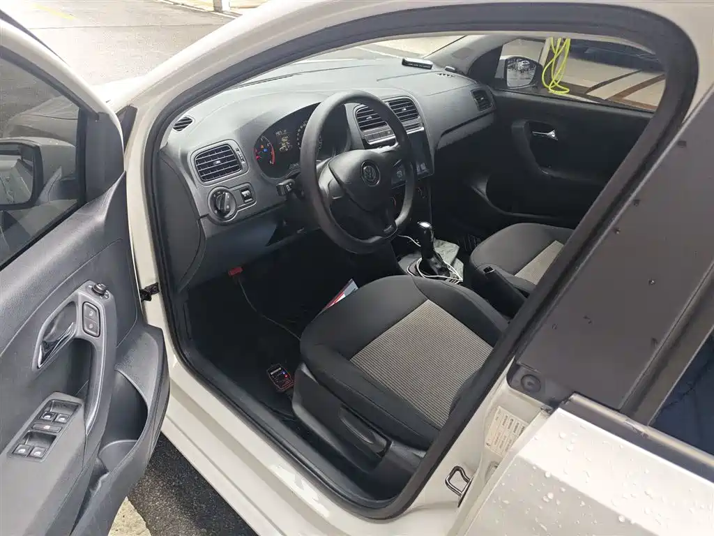 Volkswagen Polo 2016 1.4L Automatic Trend фото 16