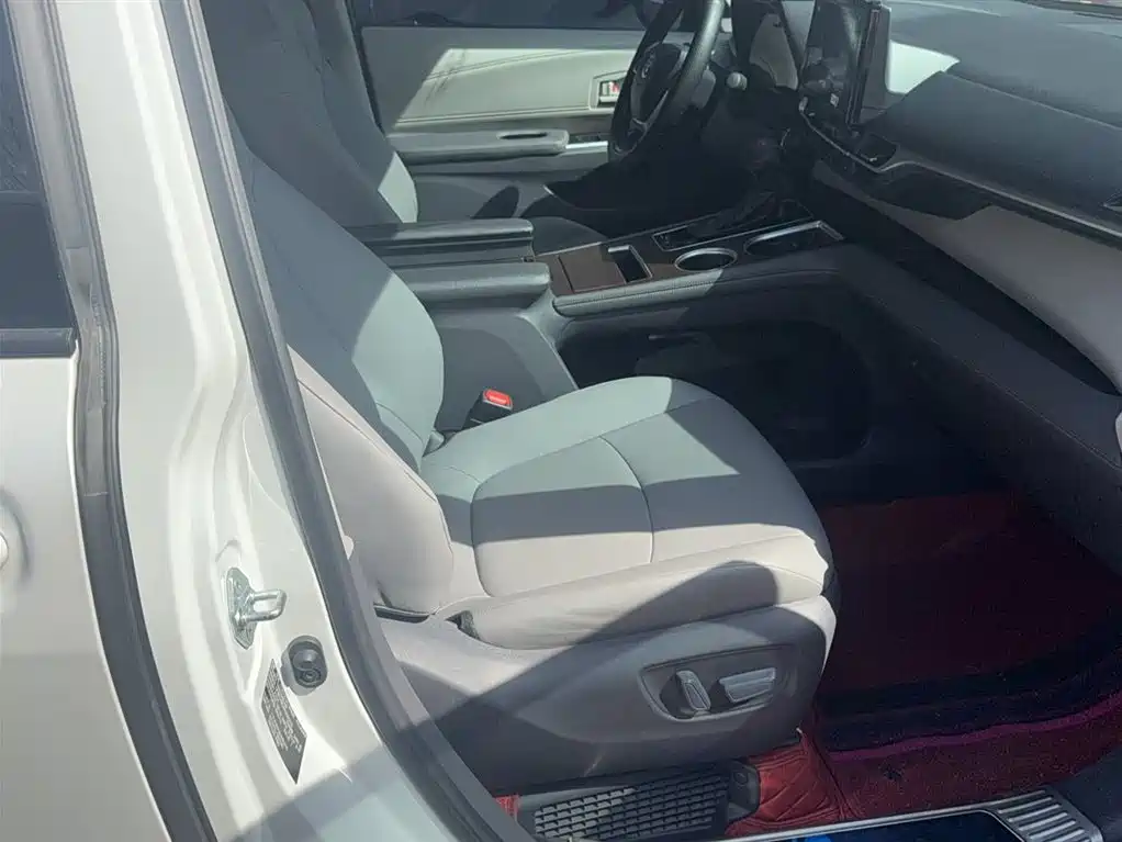 Toyota Granvia 2023 2.5L Hybrid Comfort Edition фото 3