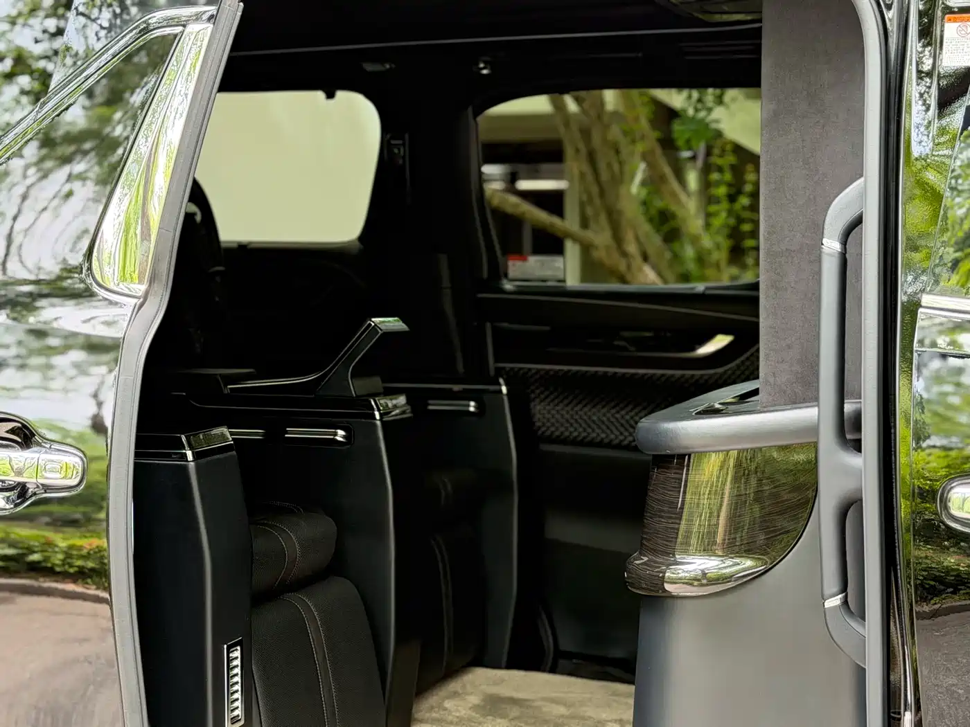 Toyota Vellfire 2020 Twin Engine 2.5L HV Luxury Edition фото 18