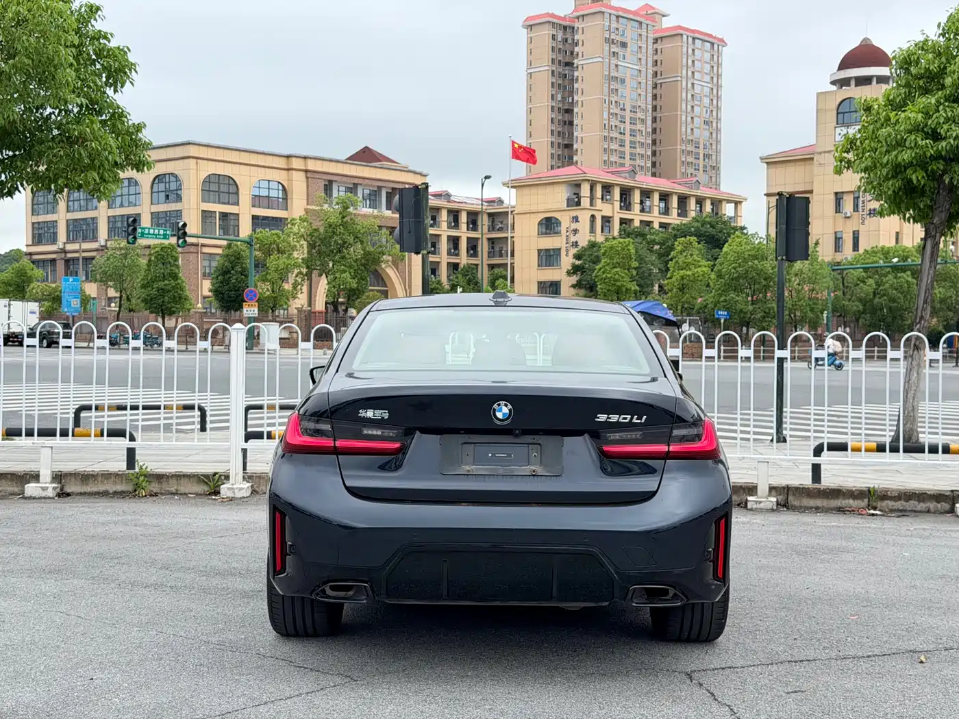 BMW 3 Series 2025 330Li M Sport Night Edition фото 12