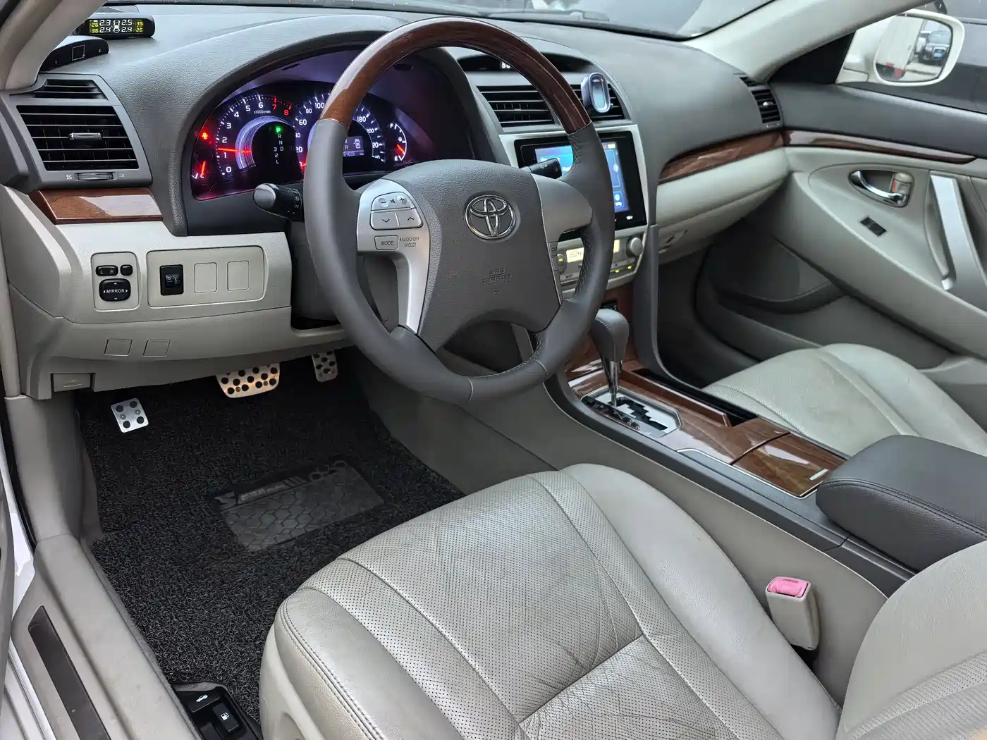 Toyota Camry 2013 200G Classic Luxury Edition фото 7