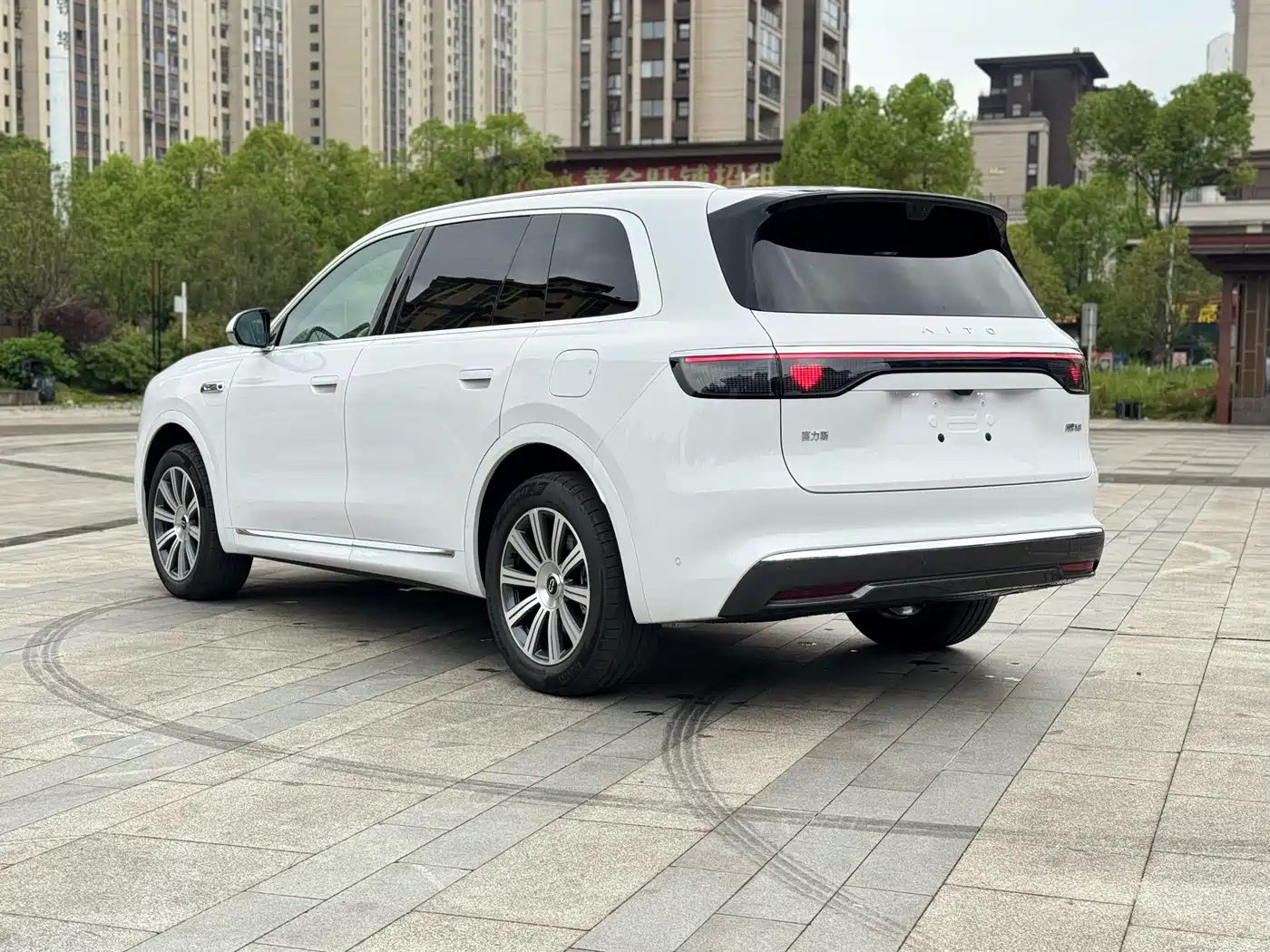 AITO Wenjie AITO M8 2025 Model Extended Range Max+ Edition 53.4kWh 6-Seater фото 4