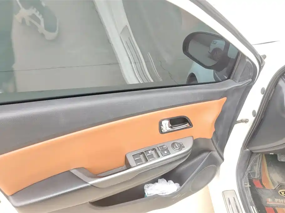 Kia K2 2012 Sedan 1.4L MT TOP Commemorative Edition фото 7
