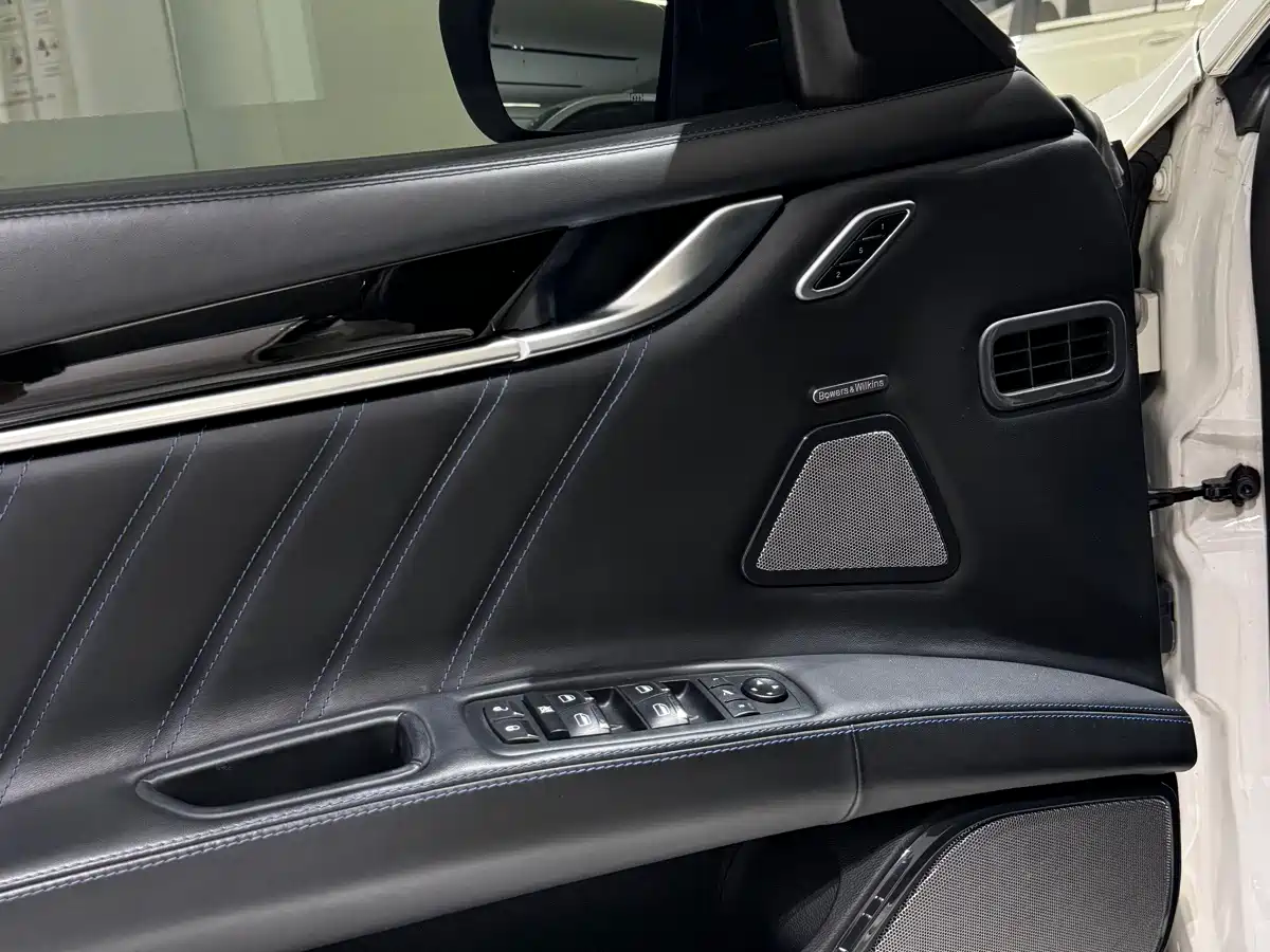 Photo 8 - Maserati Ghibli