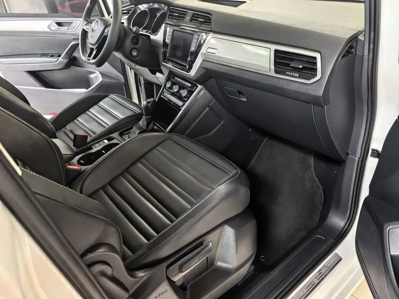 Volkswagen Touran 2018 Touran L 280TSI DSG Comfort 7-seater China V фото 10